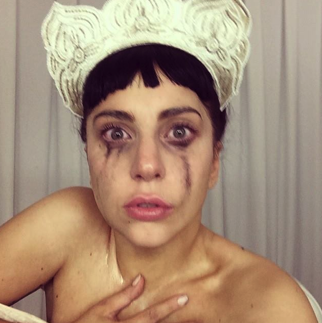Lady Gaga låter maskaran rinna. Lady Gaga låter maskaran rinna.